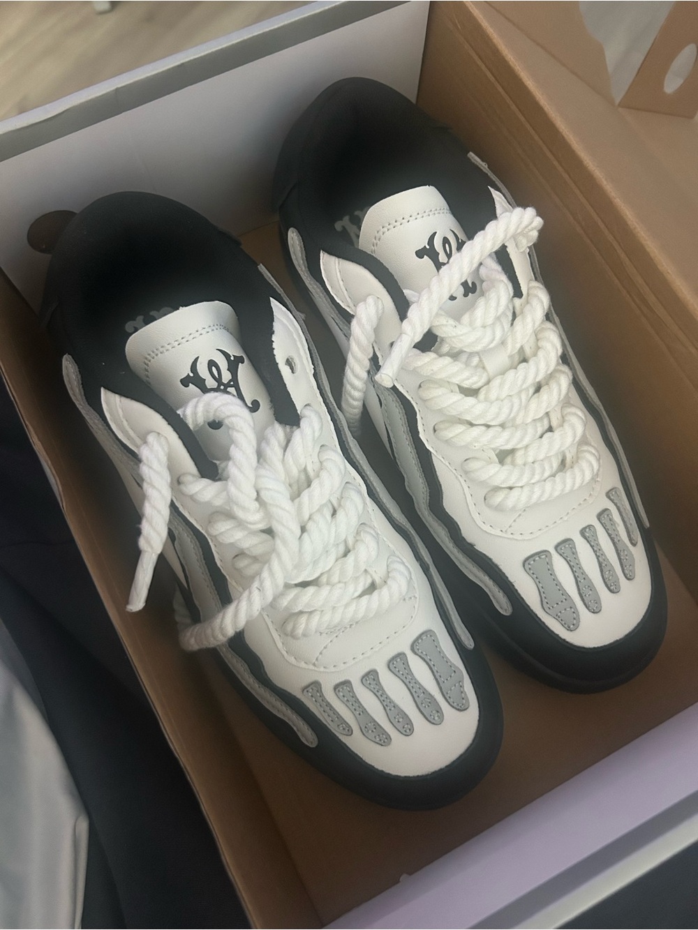 Watson Bones Sneakers – Tuxedo 🖤🤍